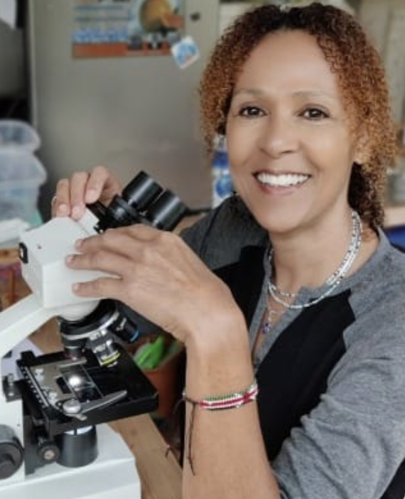 Su Kahumbu Stephanou at her microscope.